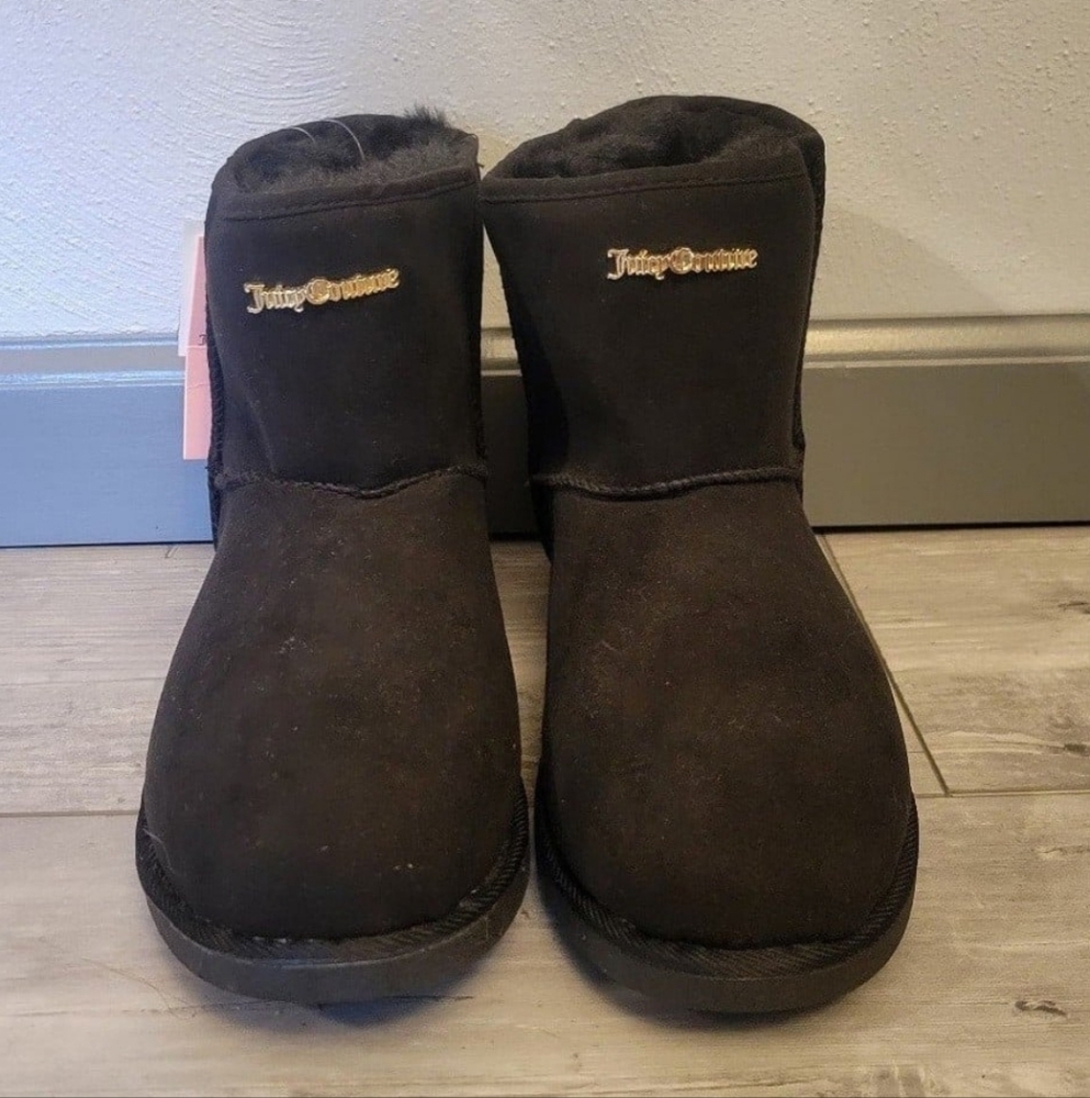 SZ 9 JUICY COUTURE STUDDED FUR LINED BOOTS.